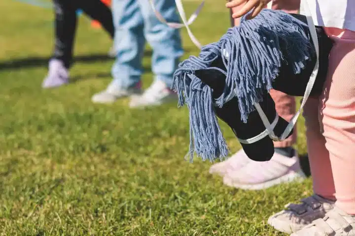 Organiser un événement hobby horsing : conseils et matériel essentiel