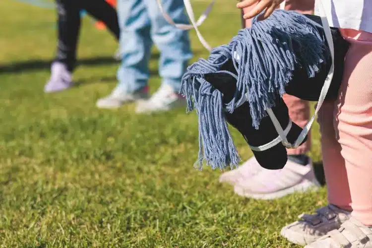 Organiser un événement hobby horsing : conseils et matériel essentiel